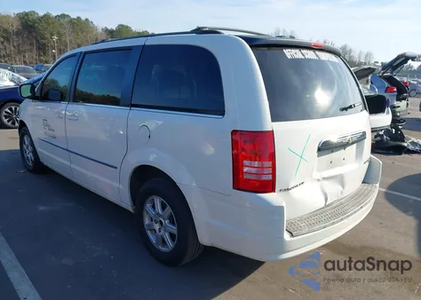 2010 Chrysler Town & Country Touring z USA, uszkodzony, nr VIN 2A4RR5D1XAR252790